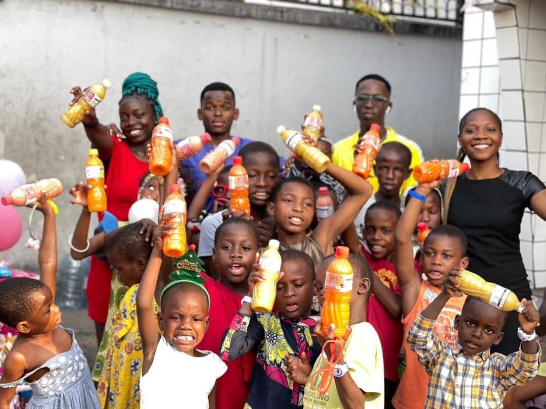 Bénévoles Keep Sharing distribuant des repas aux enfants d’un quartier de Douala