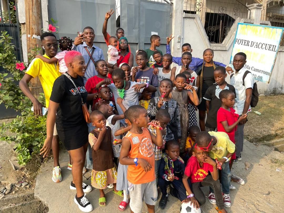 Distribution de kits scolaires aux enfants pour la rentrée à Douala