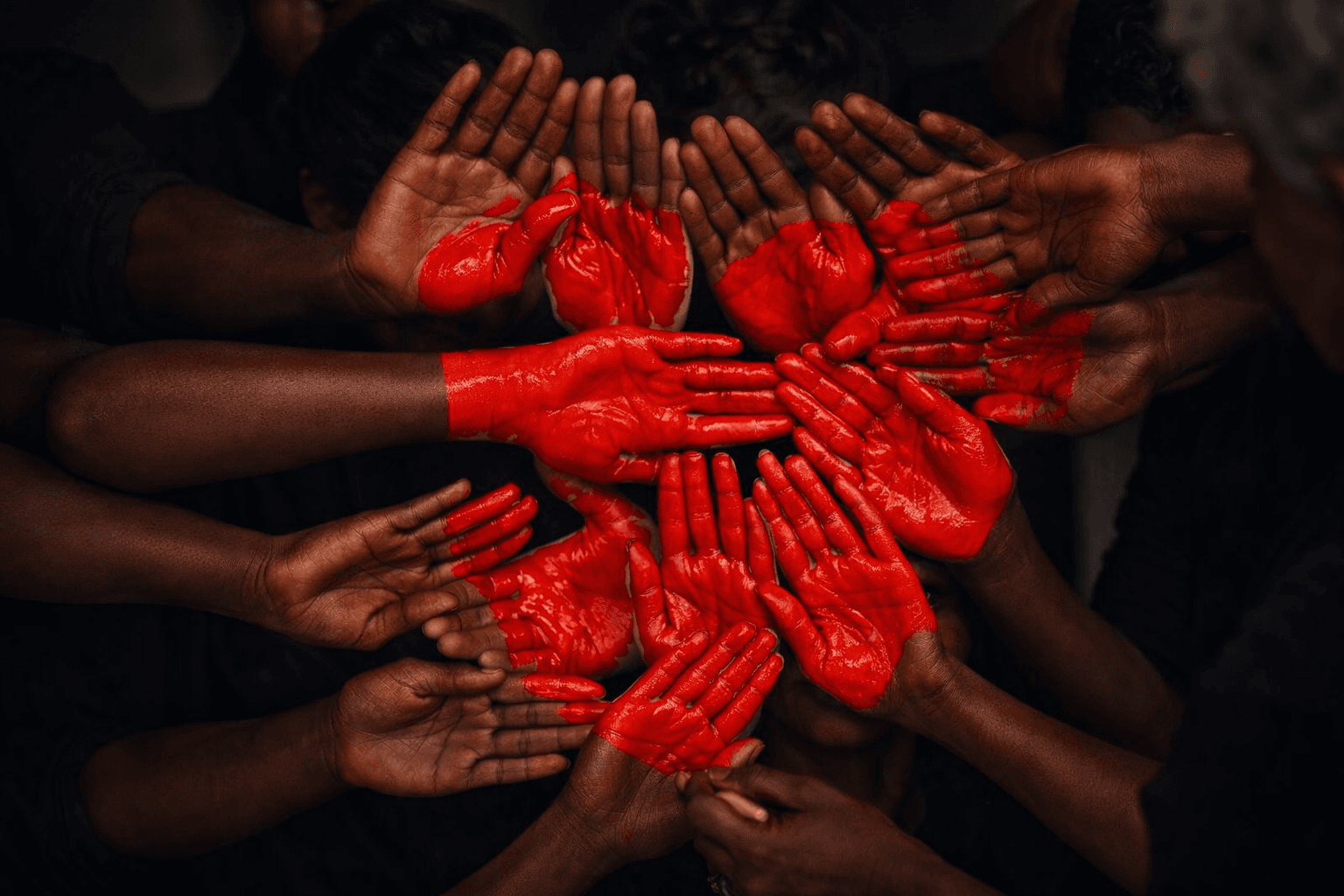 Mains formant un coeur, symbole de solidarité
